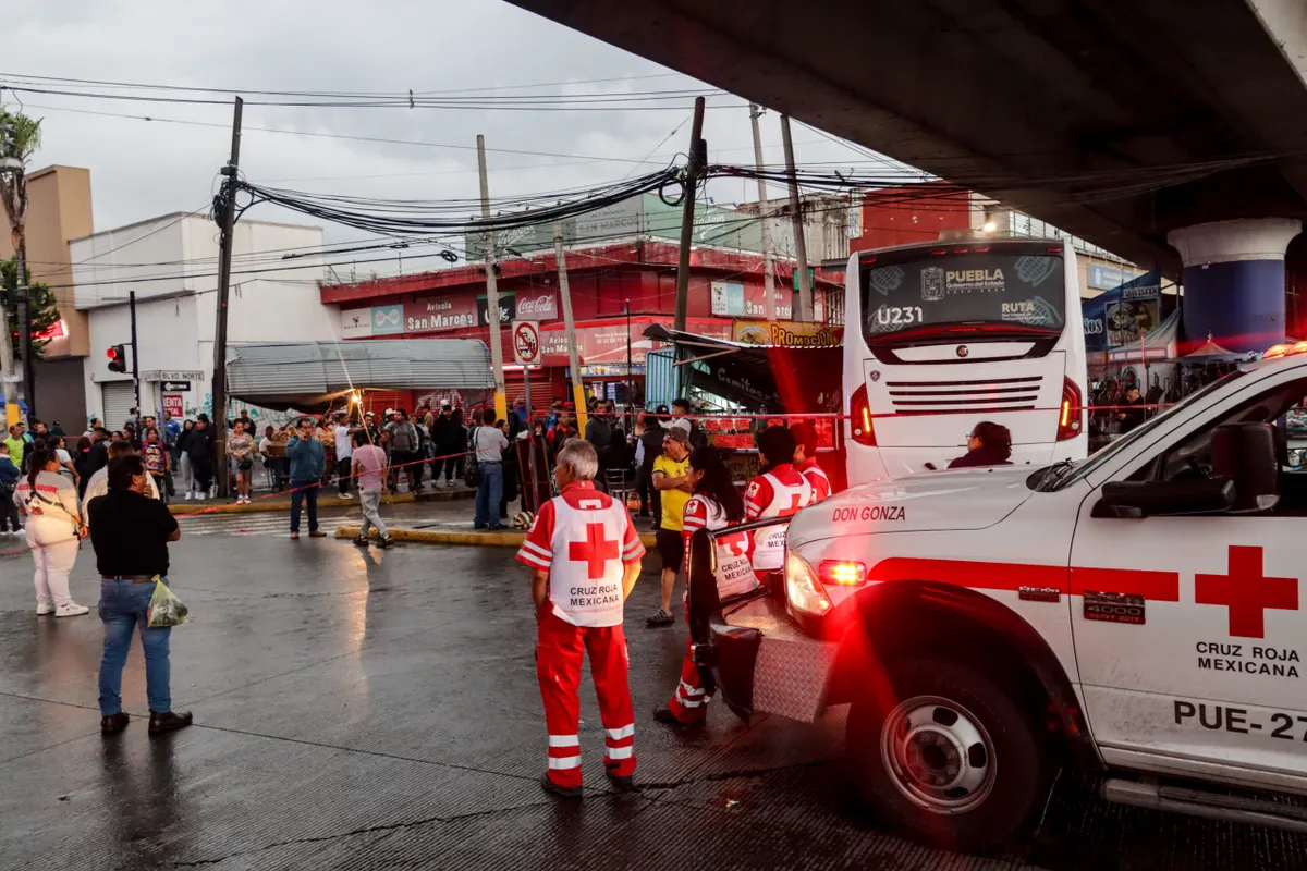 Accidente en la Línea 3 de la RUTA en Puebla: autobús se impacta contra casetas y deja varios heridos