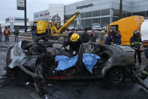 No han identificado el cuerpo calcinado dentro del BMW en Texmelucan