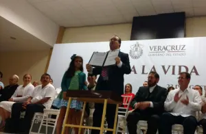 Javier Duarte promulga ley contra el aborto en Veracruz