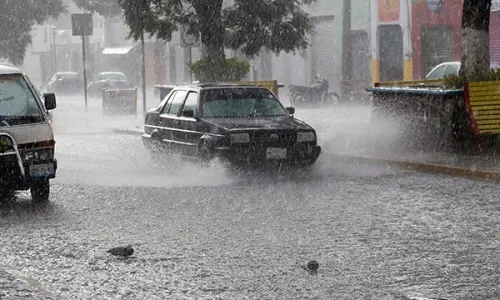 VIDEO: Lluvia deja anegaciones en varios puntos de la capital poblana