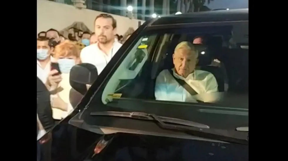 Maestros del CNTE retienen a AMLO en Chiapas
