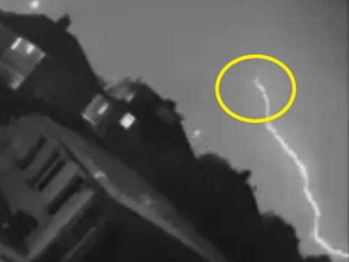 ¡Increíble! Rayo golpea avión durante vuelo, difunden video
