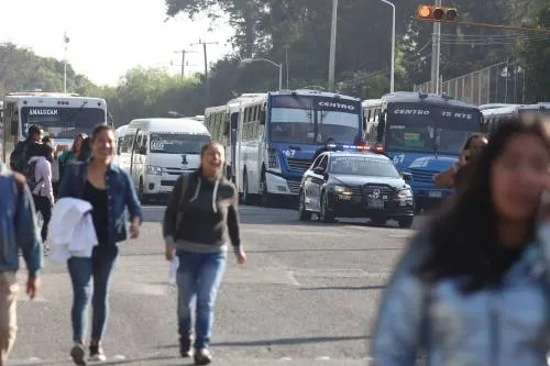 Concesionarios del transporte hacen paros, exigen aumento al pasaje; afectan a cientos de usuarios