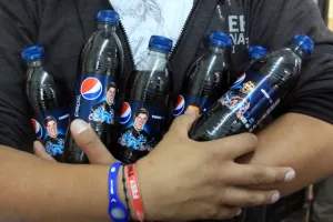 Comida chatarra y refrescos pagarán IVA