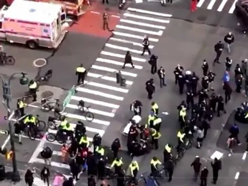 Auto atropella a manifestantes en Nueva York; reportan varios heridos