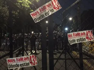 Padres de los normalistas levantan plantón en Los Pinos