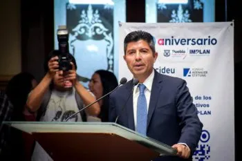Eduardo Rivera firma el Gran Acuerdo por Puebla 2050, en el 12° Aniversario del Implan