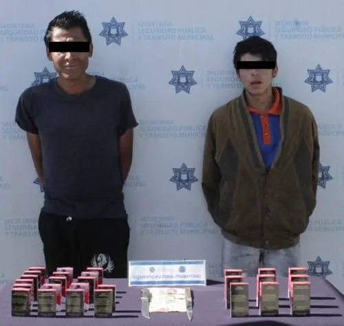 Detiene Policía Municipal dos personas por robo a tienda Oxxo