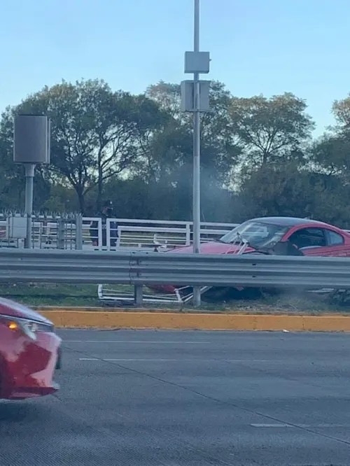 Otra de un Mustang rojo, se impacta uno en la Atlixcáyotl