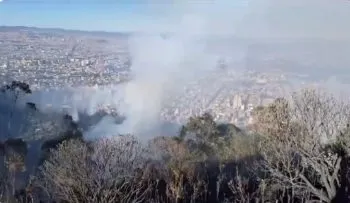Incendio en cerros orientales de Bogotá: Bomberos luchan por controlar las llamas