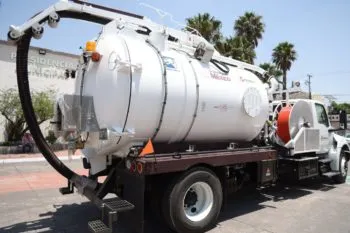 Pemex dona camión hidroneumático a Cuautlancingo para reforzar prevención de inundaciones