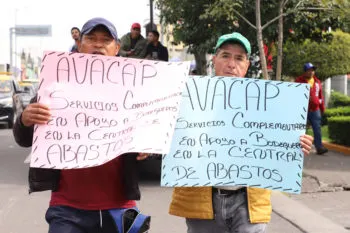 Comerciantes de la Central de Abastos se manifiestan para exigir el desalojo de ambulantes de la 28 de Octubre