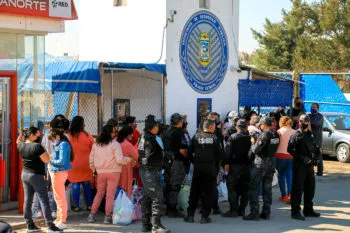 Protestan familiares de internos del Cereso de San Miguel