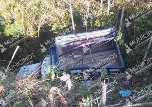 Alrededor de 30 personas resultan heridas tras volcadura de camioneta en Huauchinango