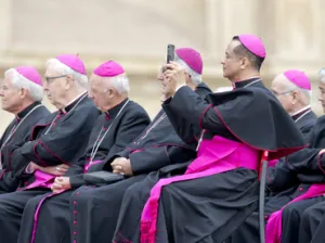 Comunión a divorciados divide a obispos en cumbre vaticana