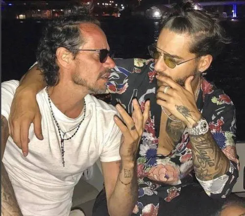 Maluma y Marc Anthony protagonizan polémico “beso” en el escenario