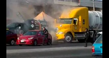 VIDEO: Balacera entre policías y presuntos huachicoleros provoca pánico en Tepeaca