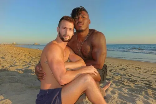 Ex jugador de los Cowboys Ryan Russell se declara bisexual y presenta a su novio