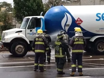 Fuga de gas LP en pipa provoca evacuación de 60 personas en Periférico Ecológico 