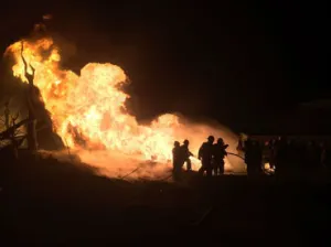Tras cinco intervenciones, no logran controlar fuego en ducto