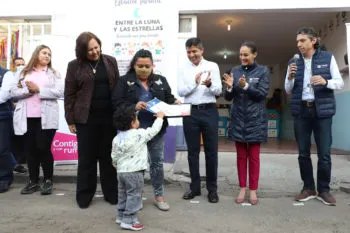 Entregan becas de 700 pesos al mes a niños que entren a las estancias infantiles en Puebla