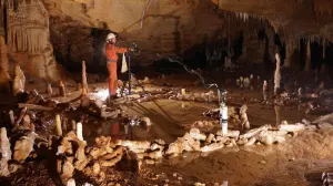 Hallan en una cueva francesa un Stonehenge de neandertales