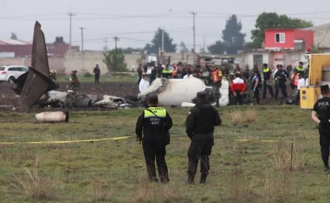 Desplome de una avioneta en Toluca deja al menos siete personas muertas