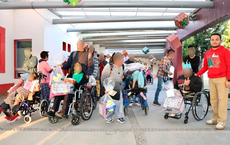 Reyes Magos llenan de alegría las casas de asistencia del SEDIF