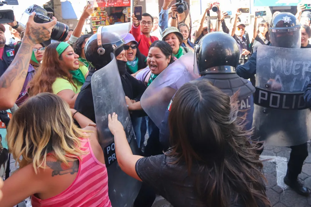 Chocan grupos a favor y en contra de la despenalización del aborto en Puebla, previo a discusión