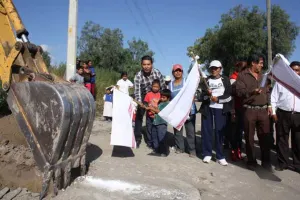 Lleva Néstor Camarillo obra de alcantarillado para la comunidad de Enríquez