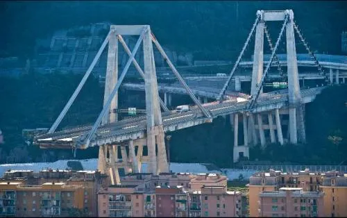 Suben a 39 los muertos por colapso de puente en Génova