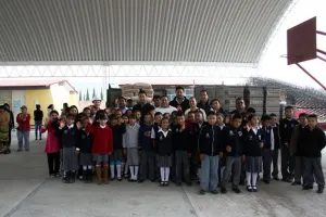 Entrega Néstor Camarillo materiales en primaria de Palmarito