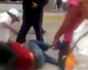 Cansados de asaltos, vecinos de la 34 Norte golpean ladrones