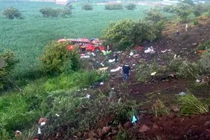 Reportan al menos 30 muertos al caer autobús al vacío en Perú
