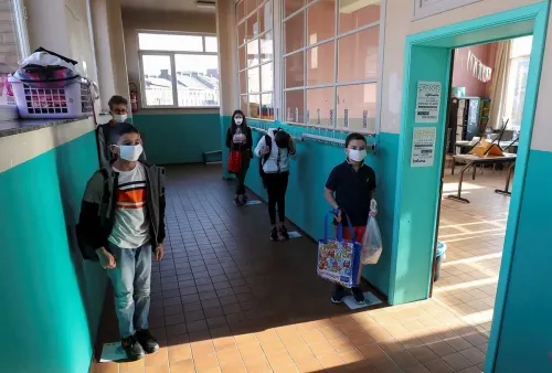 Reabren escuelas, museos y negocios en Bélgica