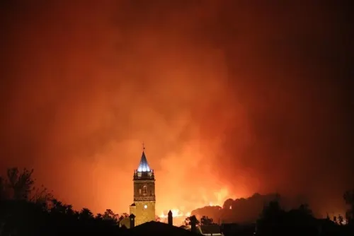 Evacuan a 2 mil 400 personas por Incendio forestal en Andalucía, España