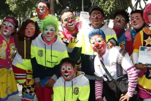 Payasos niegan ser groseros y piden su regreso al primer cuadro de la ciudad