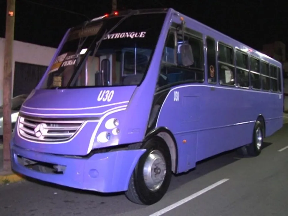 Asaltan camión “morado” queda grabado