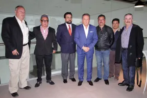 Enrique Agüera recibe reconocimiento de comerciantes del centro