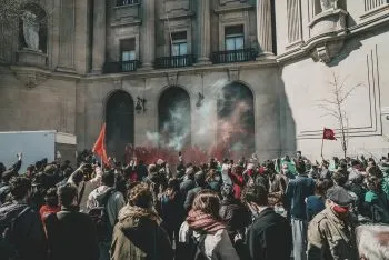 En Irán, mujeres protestan en contra del régimen totalitario