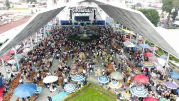 Comerciantes se instalan en la Plaza de la Concordia para el tradicional Trueque