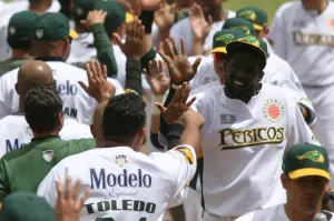 Pericos pinta de blanco a los Leones