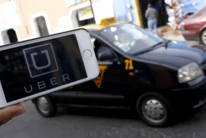 Por baja en precios de Uber, conductores exigen renuncia de gerente