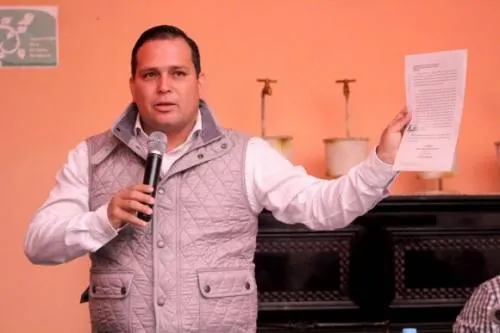 Evidencia Reforma que edil de Venustiano Carranza lidera a huachicoleros de la Sierra Norte