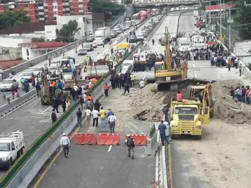 SCT anuncia peritaje por socavón; confirma dos muertos