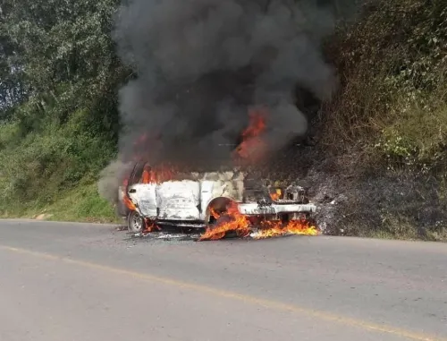 Le queman la camioneta a presuntos asaltantes en Zacapoaxtla