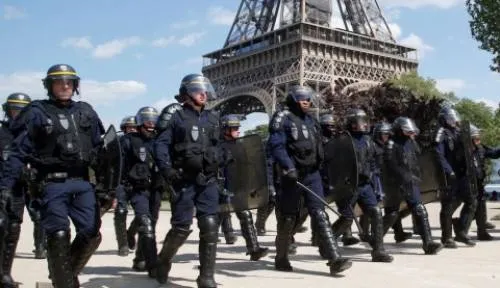 Cierran la Torre Eiffel ante nuevas protestas por “gasolinazo”