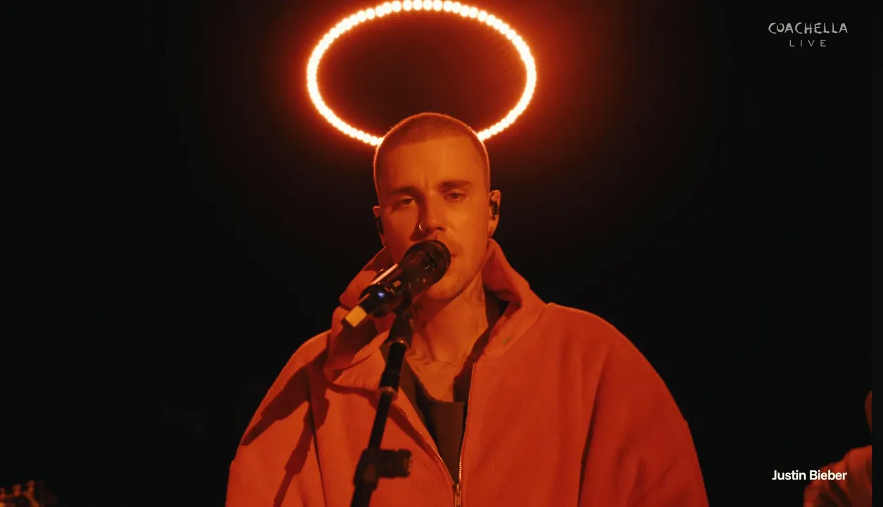 Polémica en Coachella: Justin Bieber canta con videos de YouTube y divide opiniones