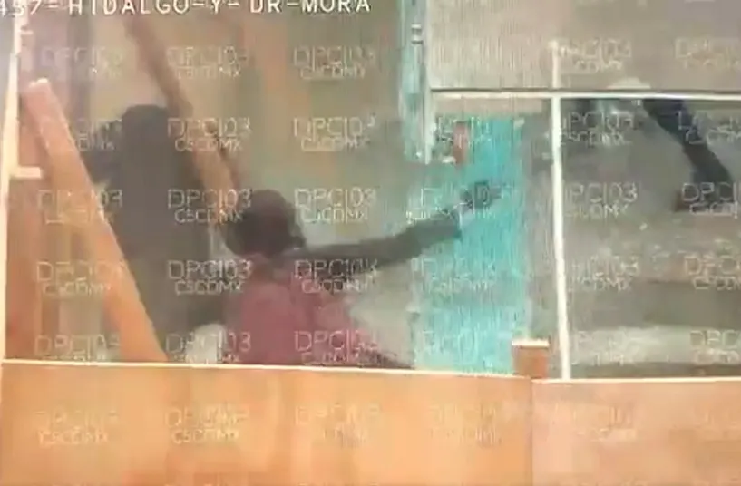 Mujeres resultan heridas al romper cristal en Metro de la CDMX