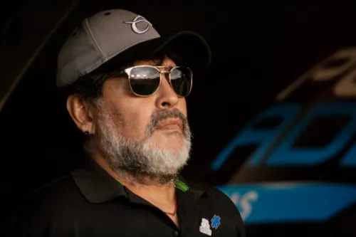 Aíslan a Maradona tras realizarle prueba de COVID-19